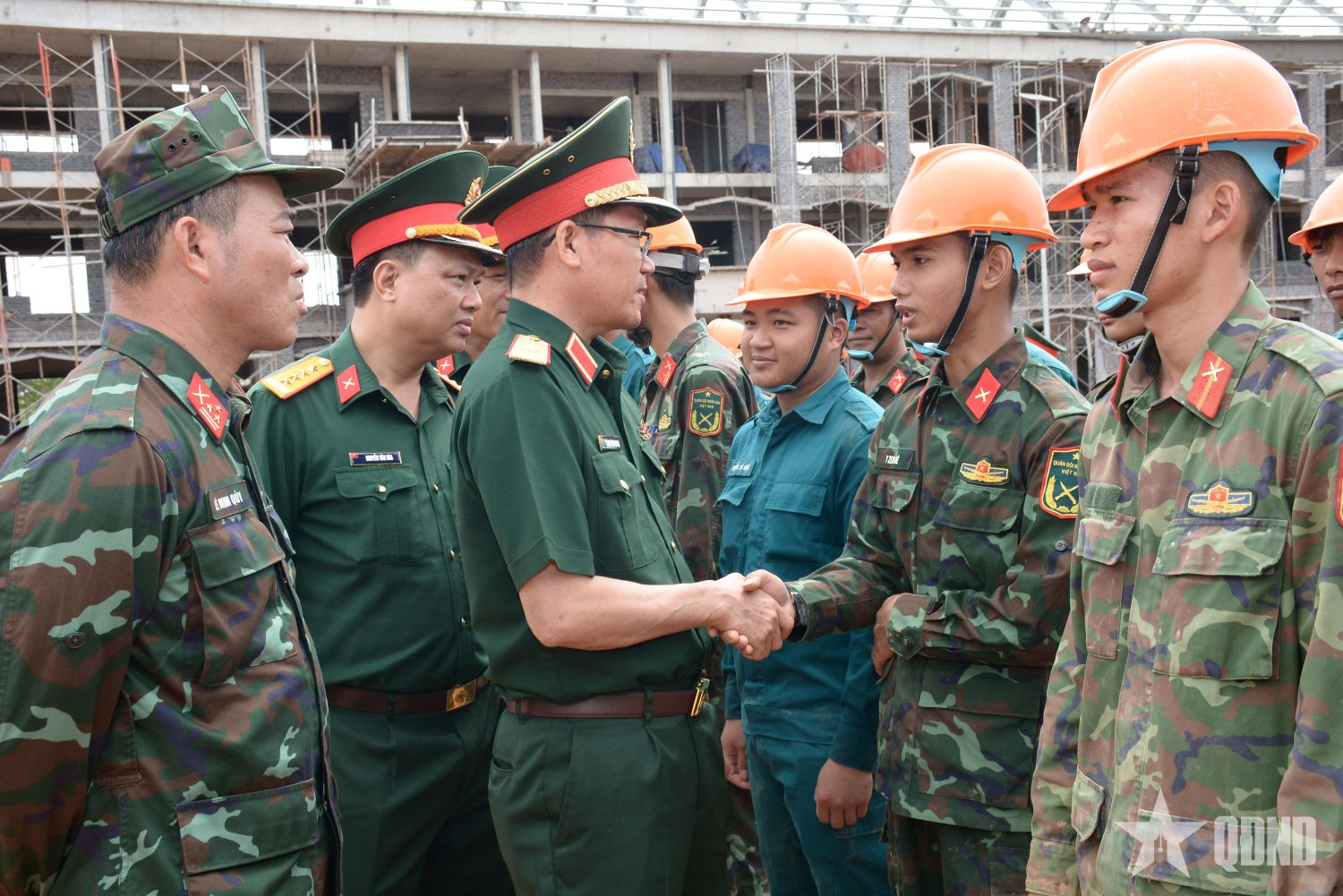 Bộ đội, dân quân “thần tốc” xây trường